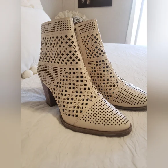NEW FRANCO SARTO BEIGE BOOTIES SIZE 8.5 - Picture 3 of 10